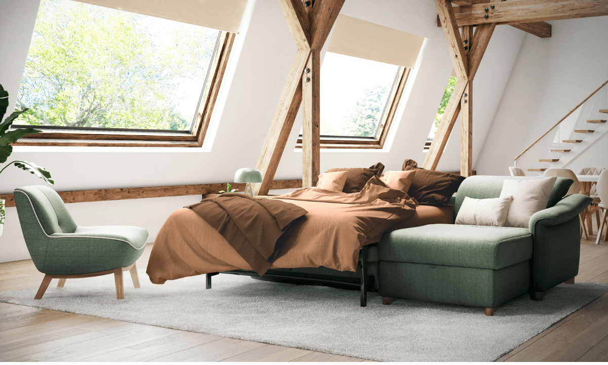 Grünes Schlafsofa geöffnet mit Bettbezug und Longchair
