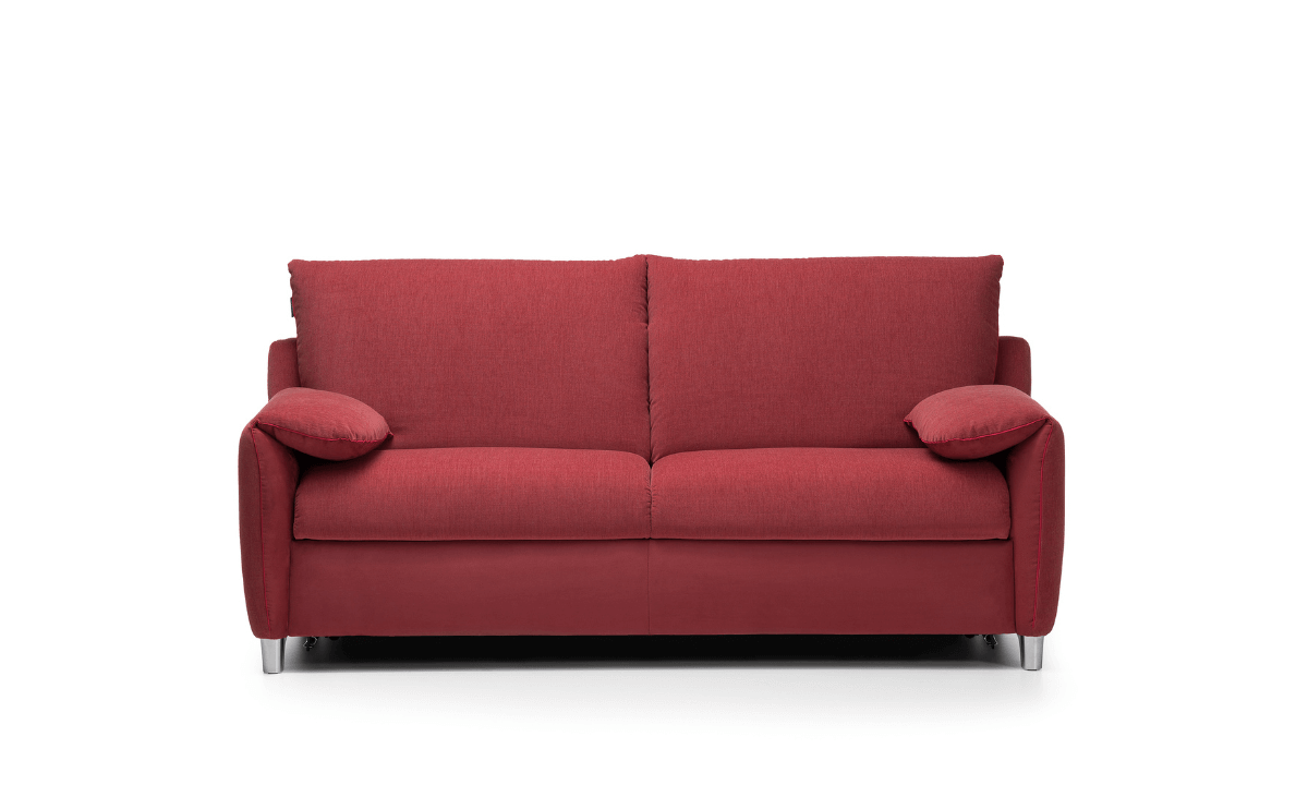 Canapé convertible en tissu rouge avec des pieds argentés.